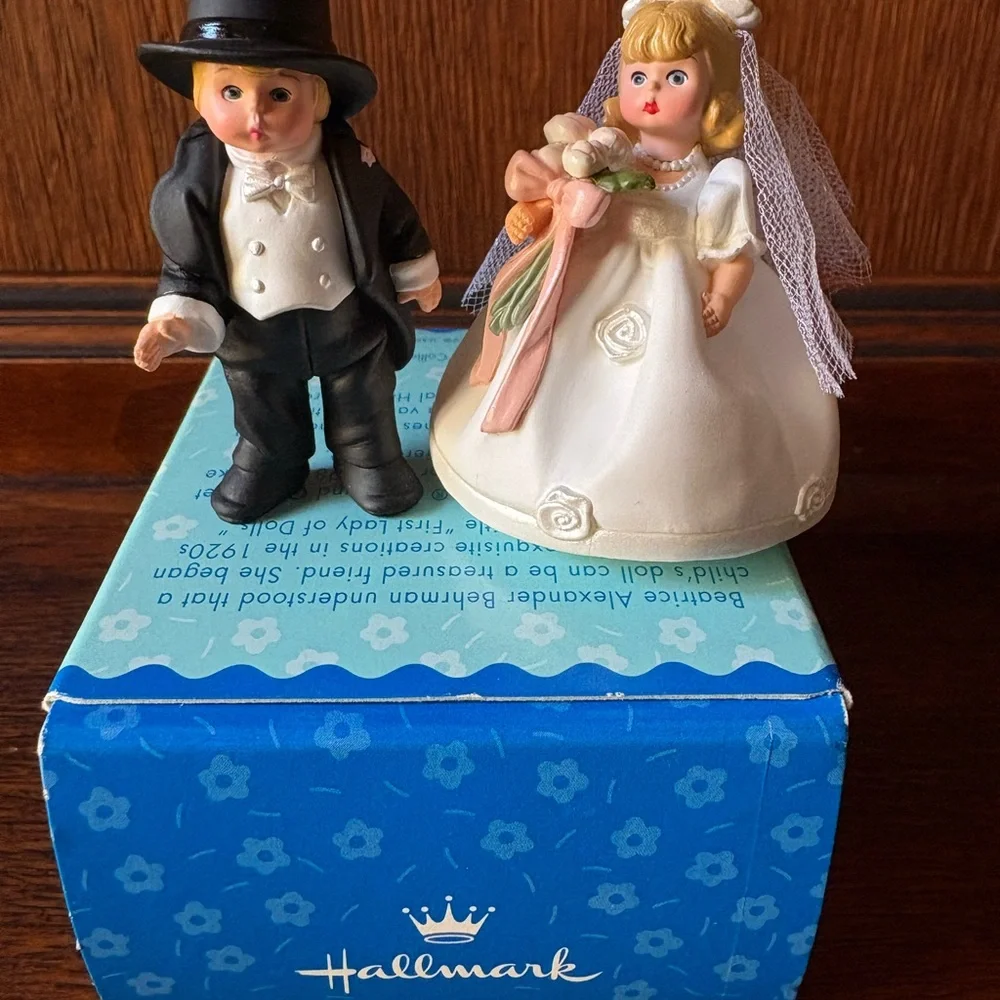 Wedding Cake Topper: Bride and Groom